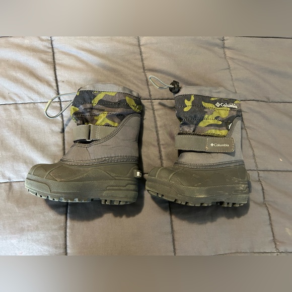 COLUMBIA SIZE 8T WINTER BOOTS - Picture 1 of 11